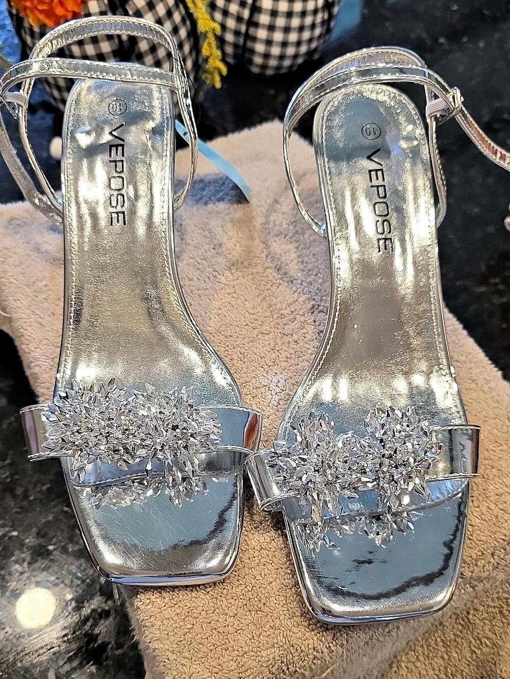 Vepose Women's Square Open Toe Low Kitten Heel Sandals Silver US 10